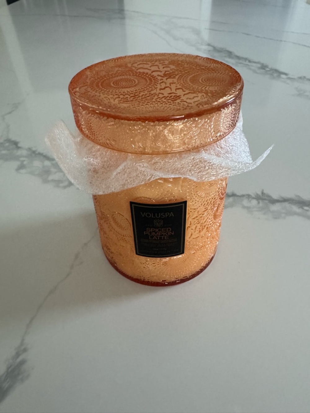 Voluspa Spiced Pumpkin Latte Candle - Amber Gold Glass 18 oz NEW - Picture 5 of 8